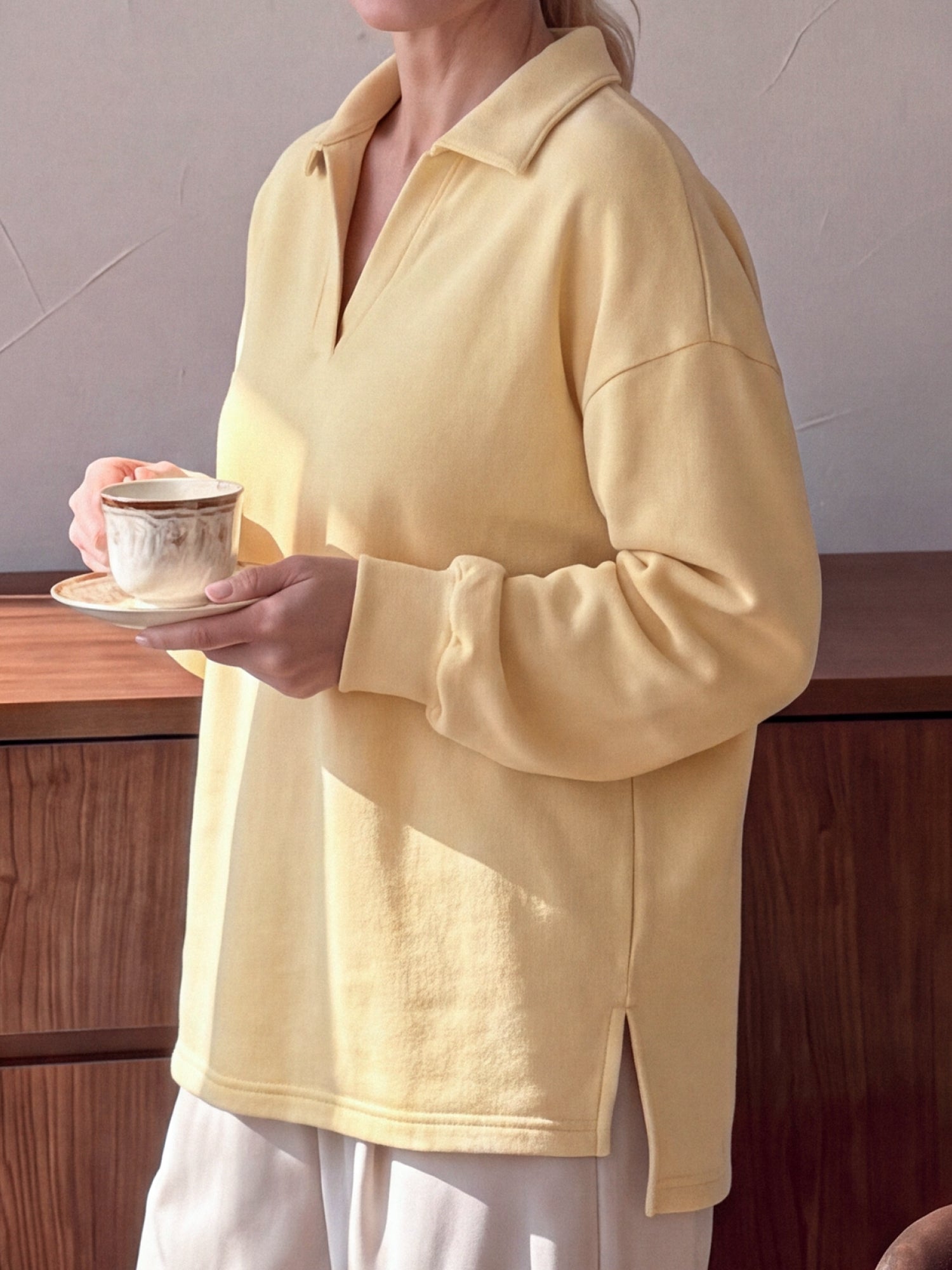 【Everyday Minimal】SHOWITTY Womens V Neck Polo Sweatshirt Long Sleeve Collared Pullover Top High Low Hem Casual Shirt